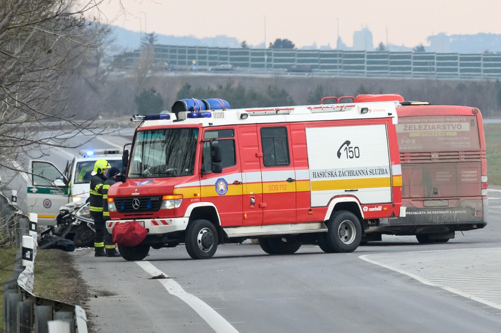Nehoda auta a autobusu 2