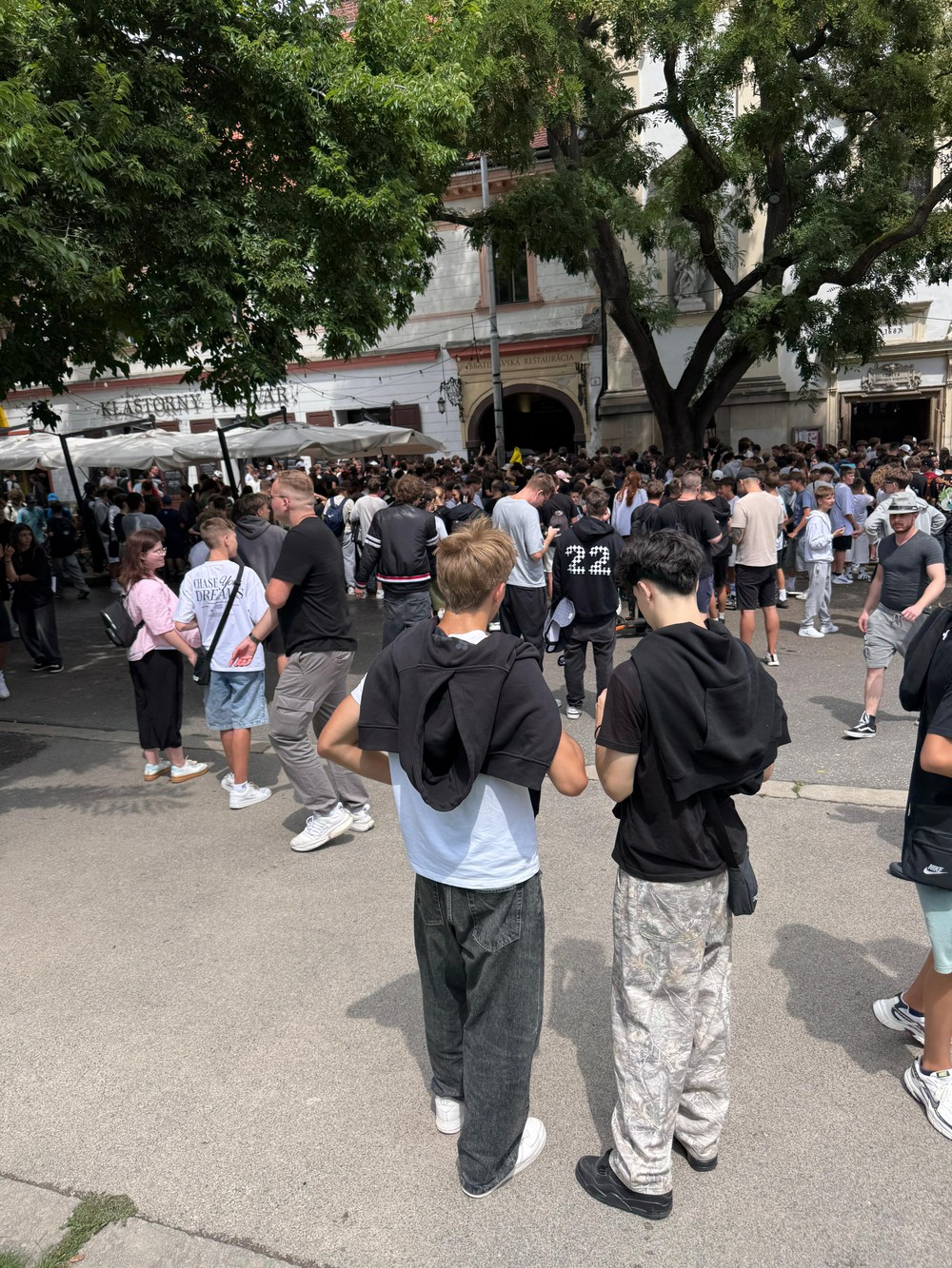 Dav fanúšikov čakajúci na IShowSpeed pred reštauráciou 4