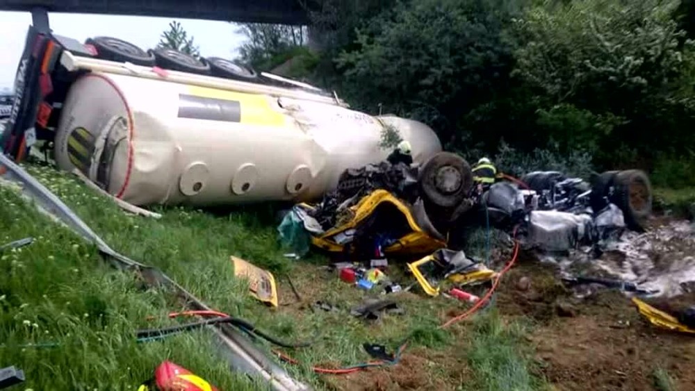 Tragická nehoda na D1. Cisterna prevážajúca benzín sa prevrátila mimo cestu8342