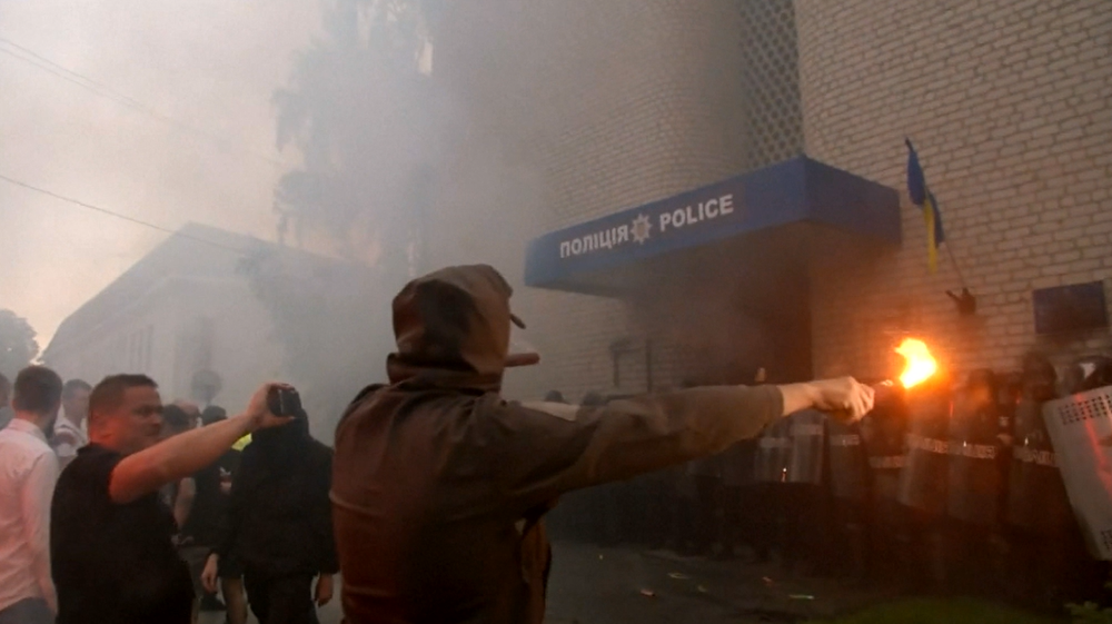 Stovky ľudí vyšli na protest do ulíc po zastrelení 5-ročného chlapca opitými policajtmi na Ukrajine