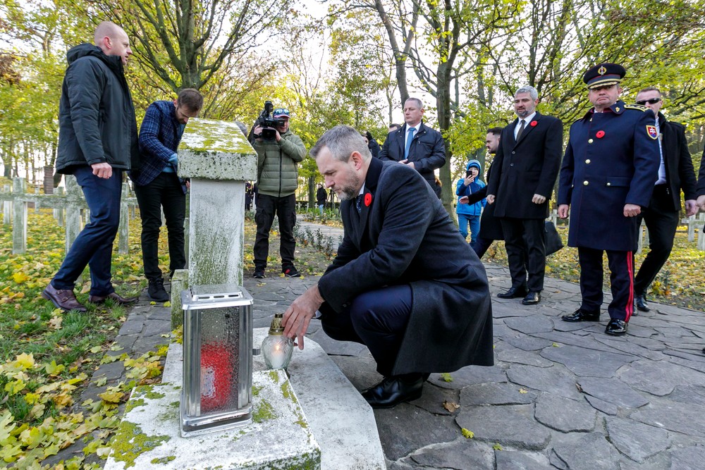 Peter Pellegrini si na vojenskom cintoríne v Petržalke