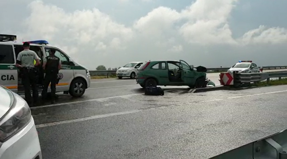 Pri náraze do zvodidiel zomrela žena. Pravdepodobne nemala zapnutý bezpečnostný pás