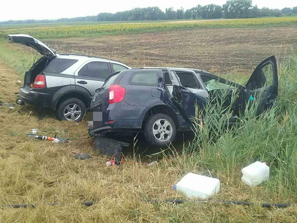Dopravná nehoda pri Komárne si vyžiadala obeť aj zranených. Autá odhodilo mimo vozovku 