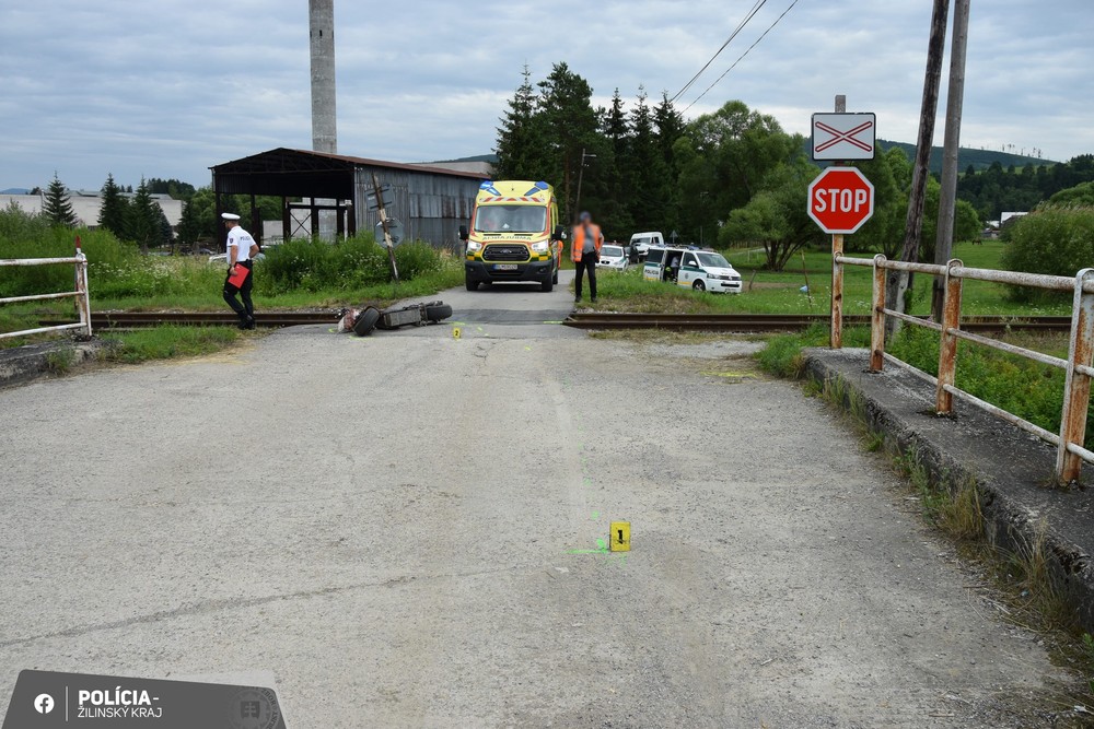 Tragická zrážka vlaku s motoyklom v Rakovej (1)