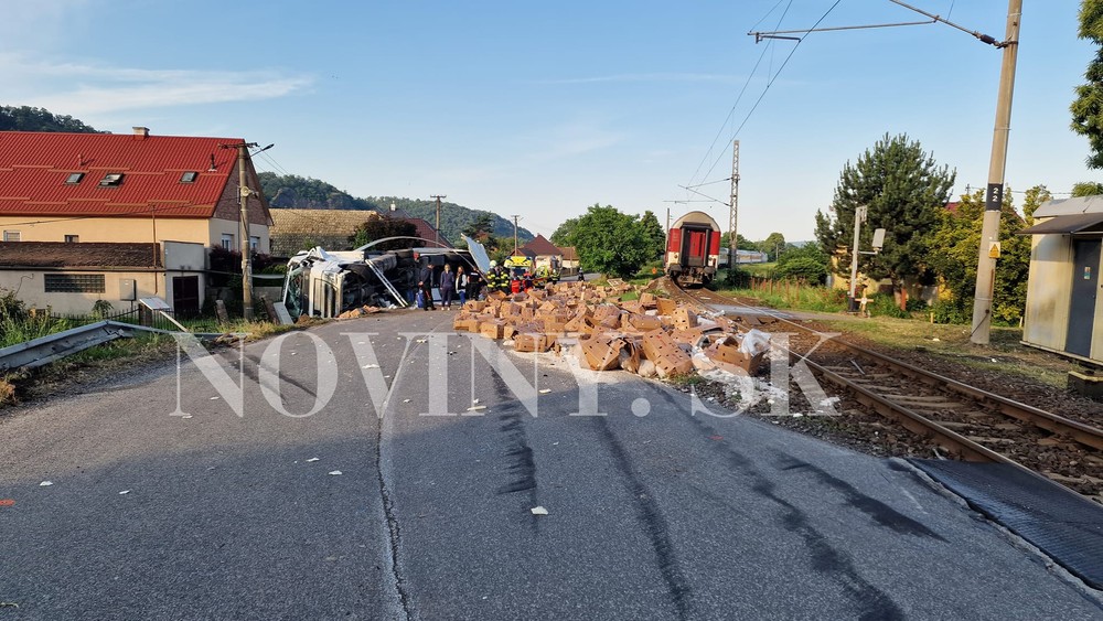 Zrážka vlaku a kamióna Hronský Beňadik (5)