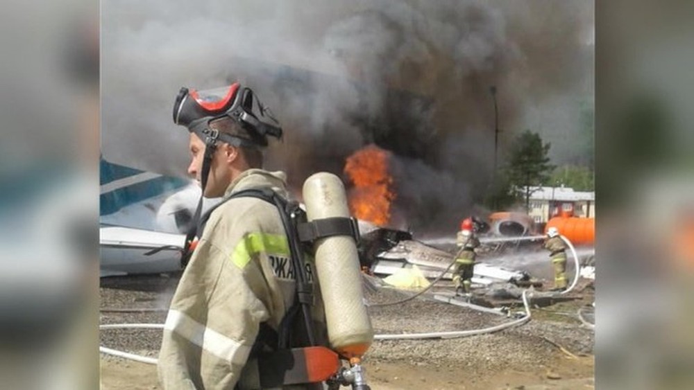 Lietadlo prešlo ranvej a po náraze do budovy vzplanulo