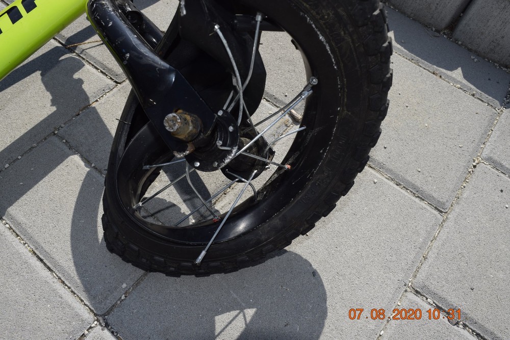 Trojročný chlapec na odrážadle nedal prednosť v jazde, skončil v boku auta