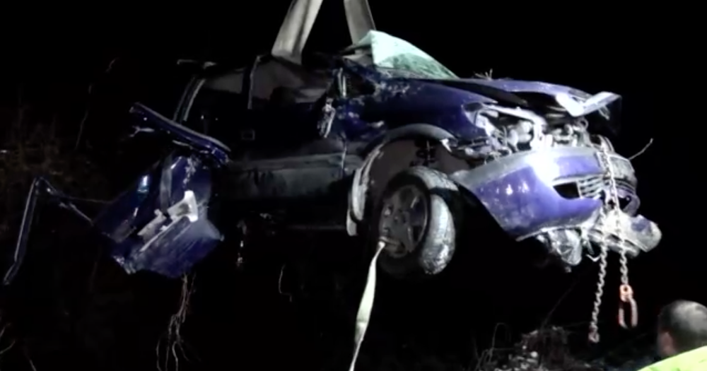 Po vážnej nehode ostal vodič zakliesnený v aute