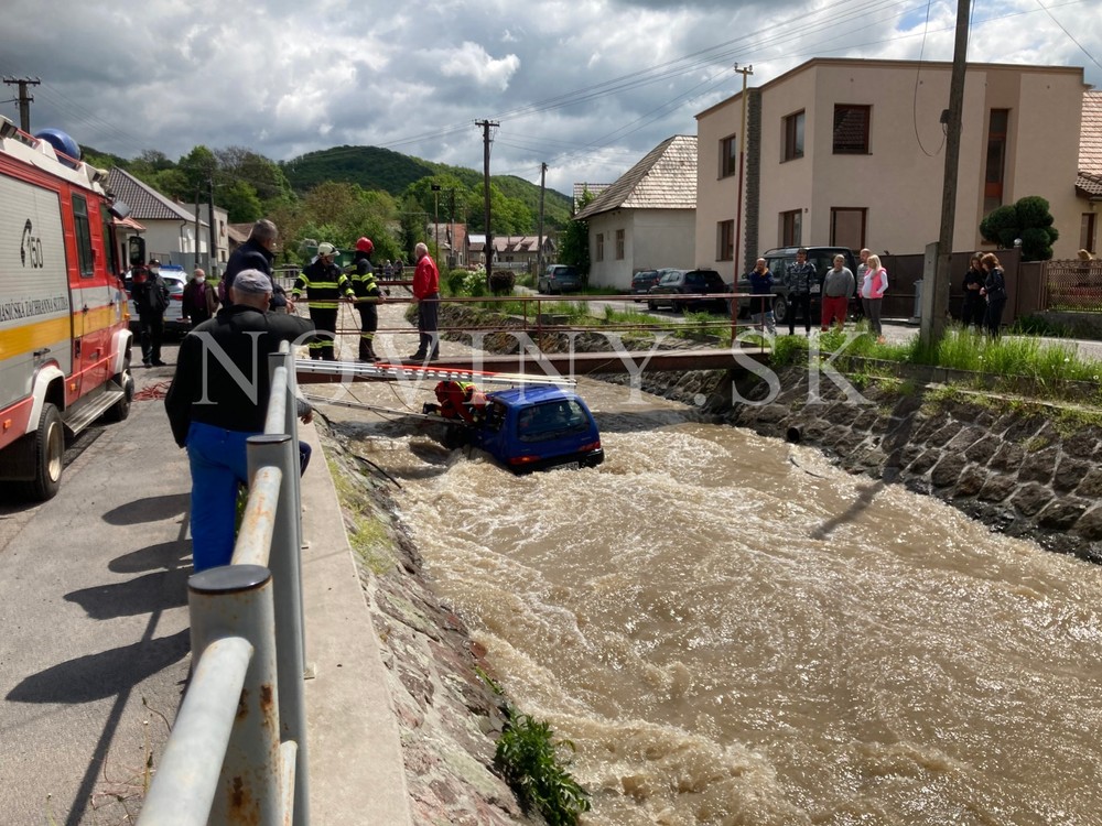 Záchranná akcia v obci Voznica