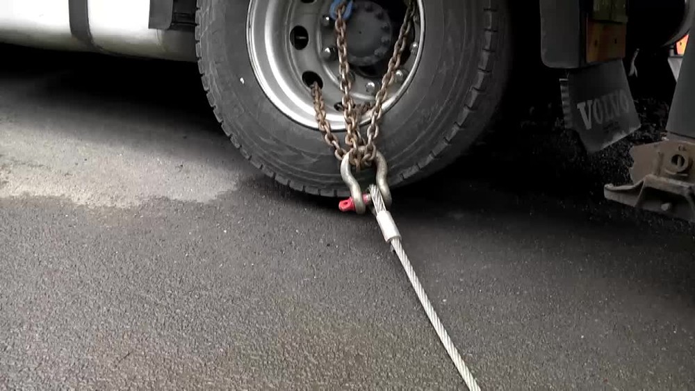 [multi] Zapadnutý kamión 3902