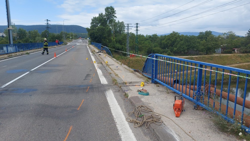 Nehoda kamióna: Vodič zletel z mosta