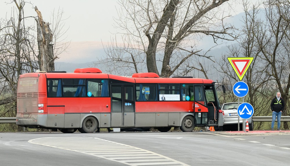 Nehoda auta a autobusu 5