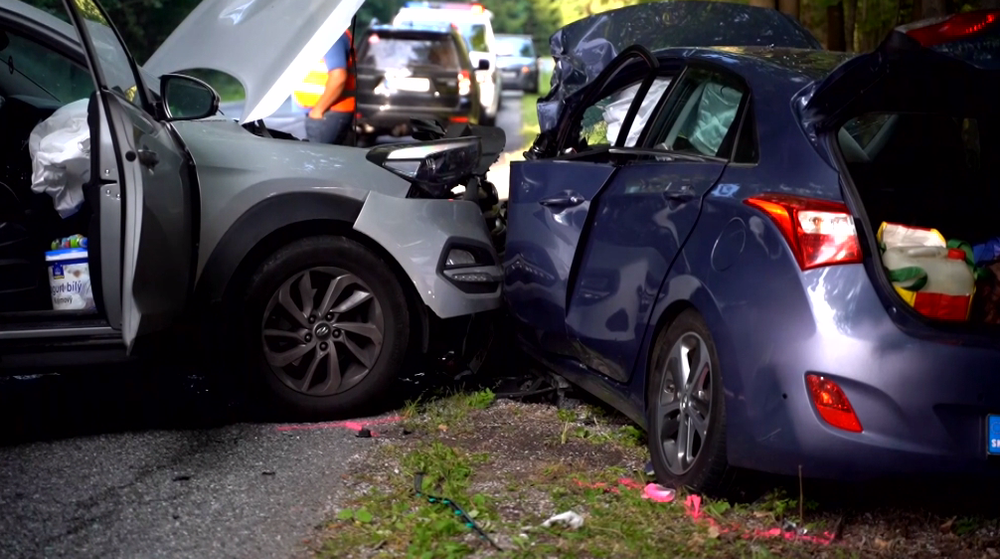Vážna dopravná nehoda pre kŕč v nohe. Vodička vošla do protismeru aj s dvoma deťmi v aute