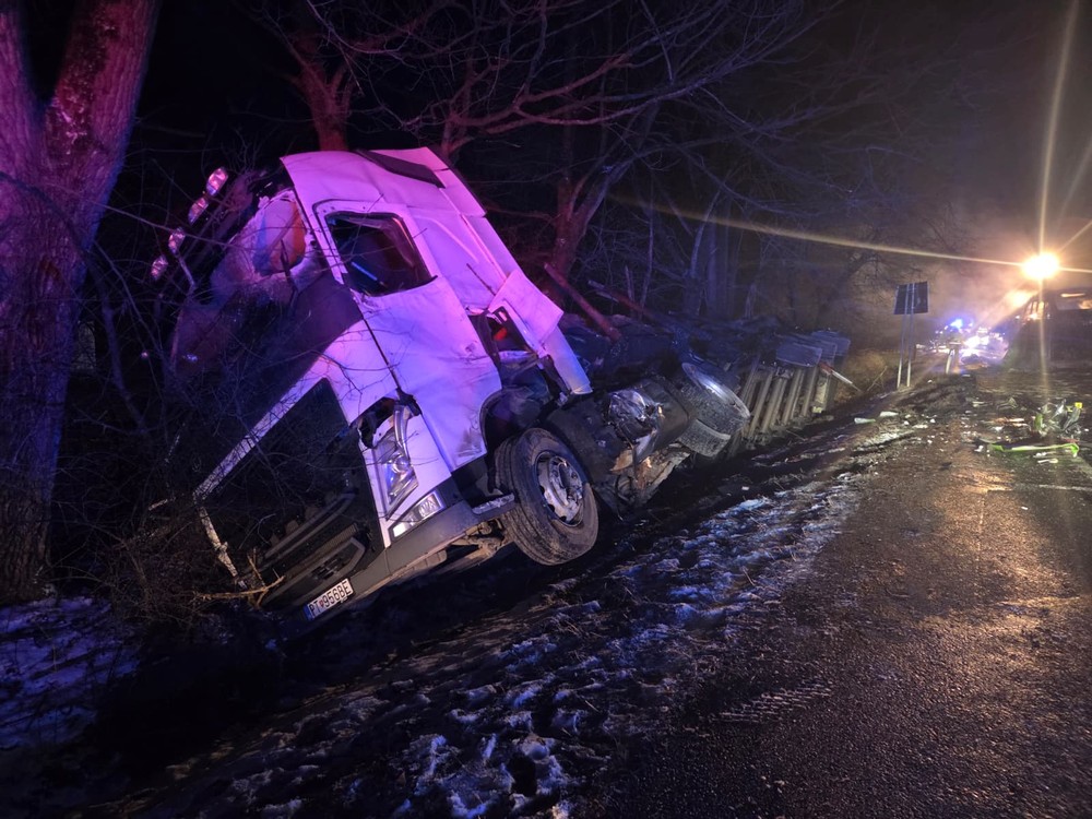 nehoda kamionu a autobusu