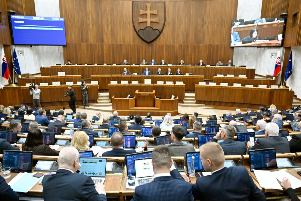 Rokovanie parlamentu o návrhoch na odvolanie viacerých ministrov a na vyslovenie nedôvery vláde