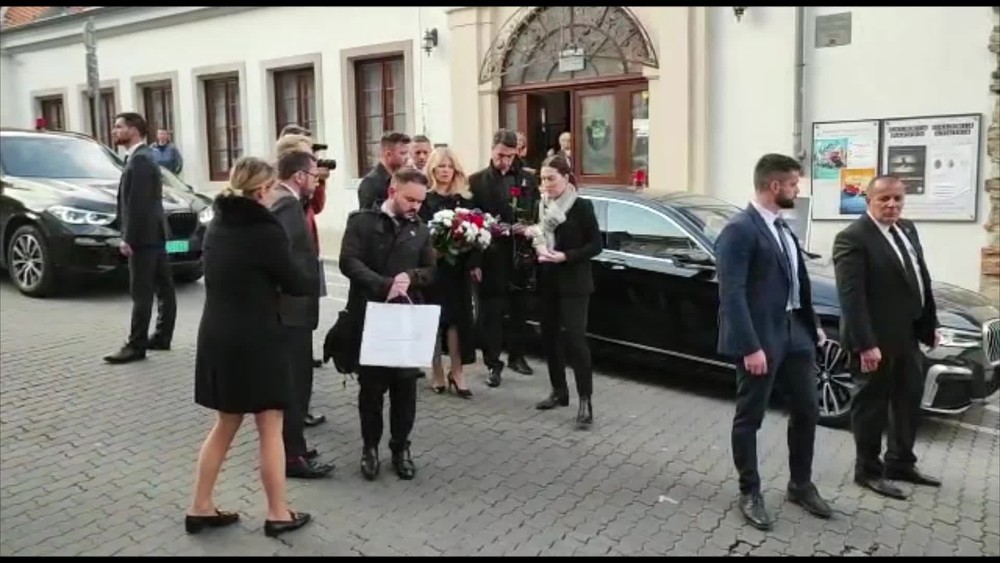 [multi] prezidentka kladie vence 16957