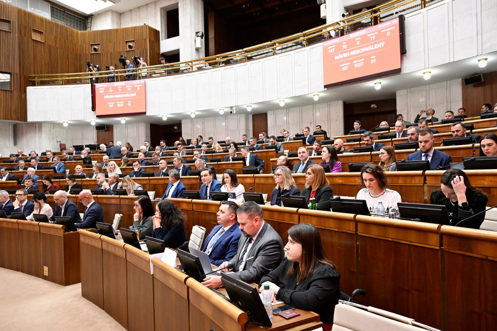 Rokovanie parlamentu o návrhoch na odvolanie viacerých ministrov a na vyslovenie nedôvery vláde