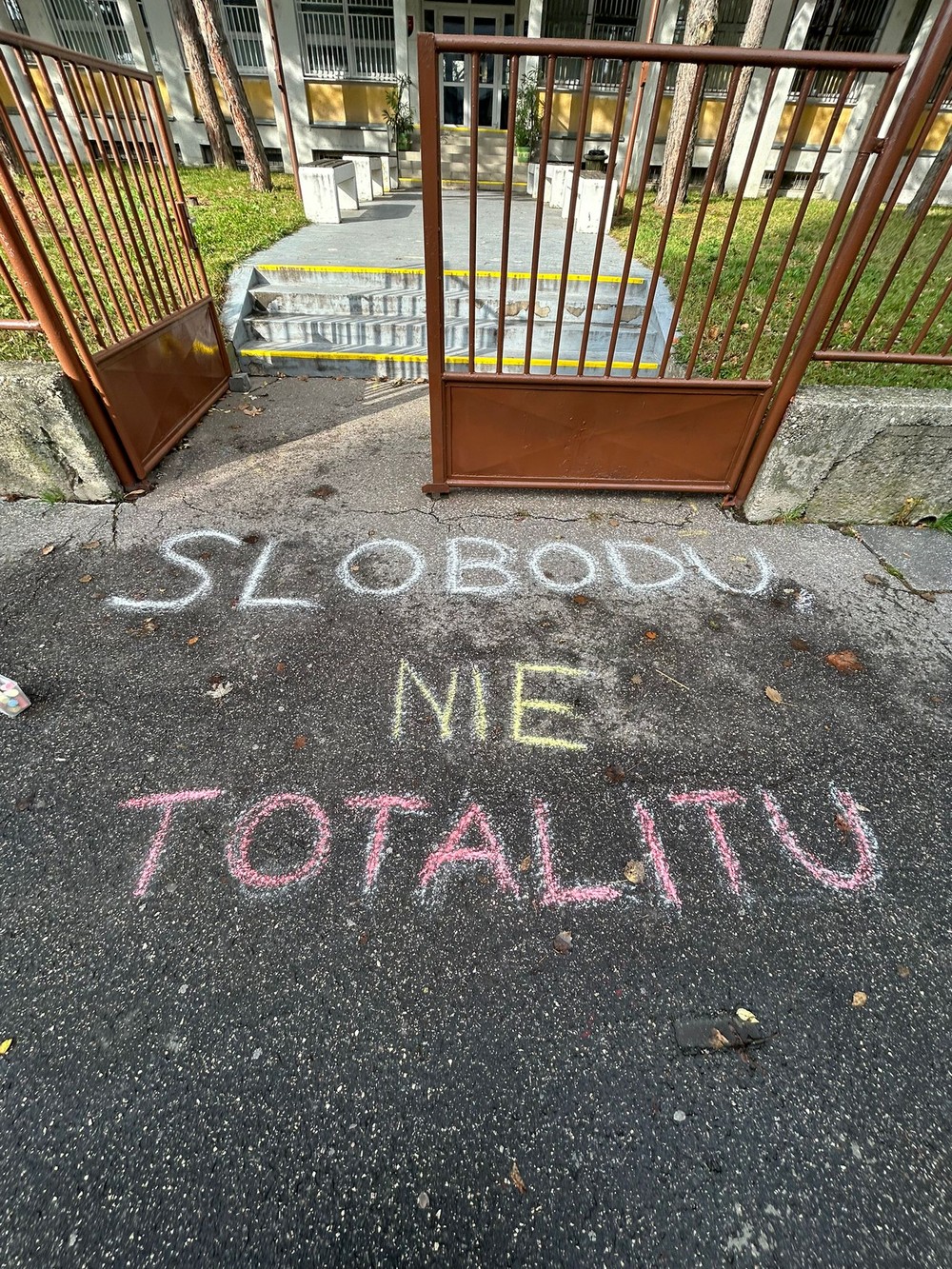 Kriedové nápisy na chodníku 