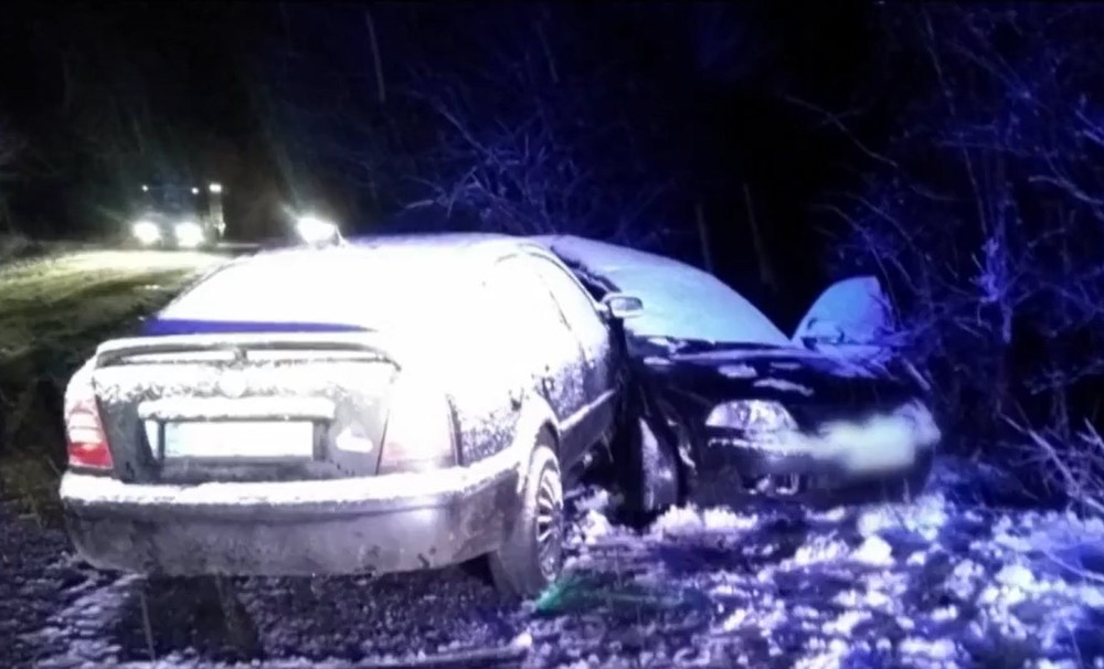 Autá ostali v sebe zapichnuté