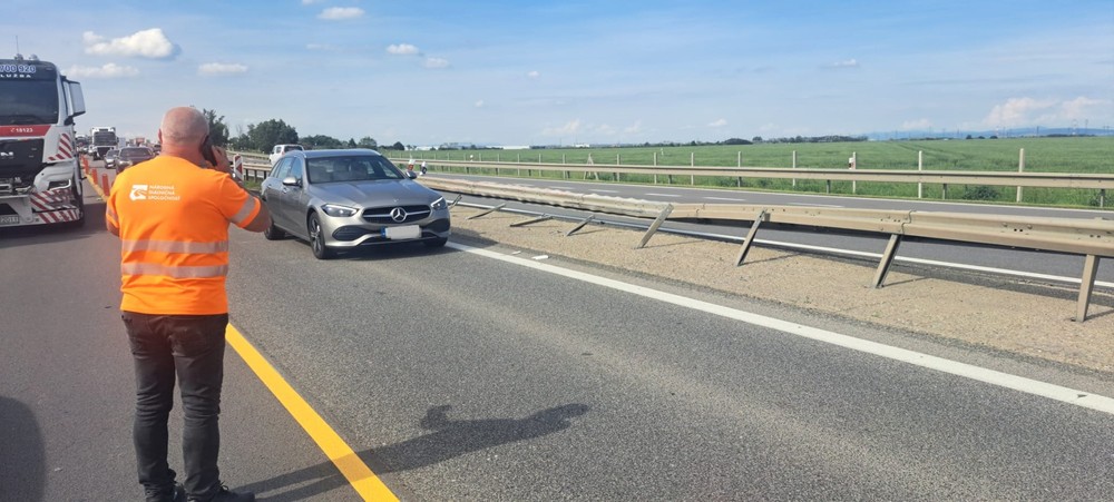 Prevrátený autobus na R1 (3)