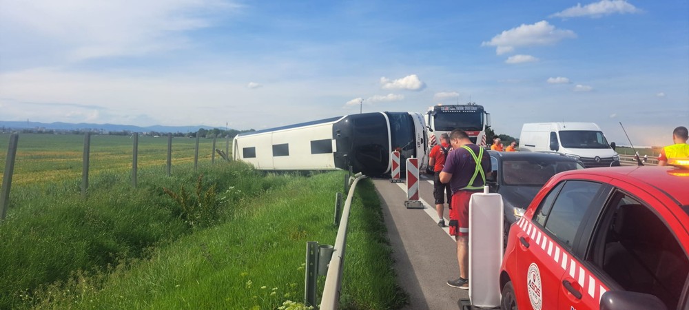 Prevrátený autobus na R1 (4)