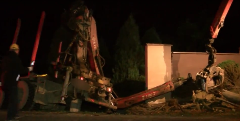 Vodičovi nákladiaku sa počas jazdy uvoľnila hydraulická ruka. Ničila všetko, čo jej stalo v ceste