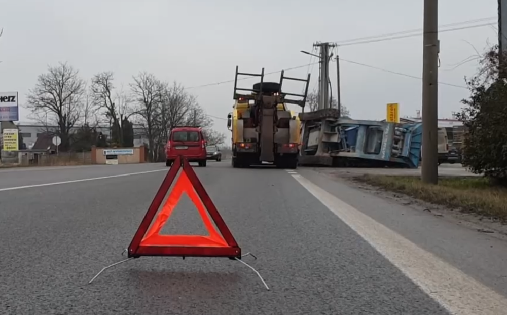 Cestu zablokoval zošmyknutý náves kamióna