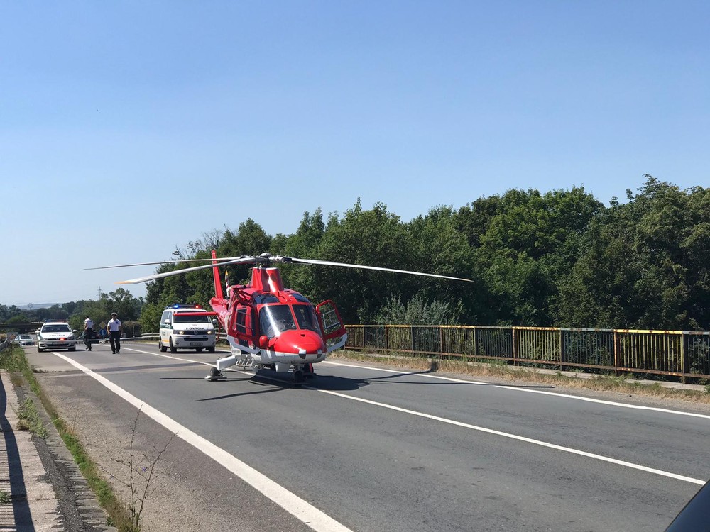 Vážna nehoda si vyžiadala výjazd leteckých záchranárov. Na ceste ostal prevrátený kamión