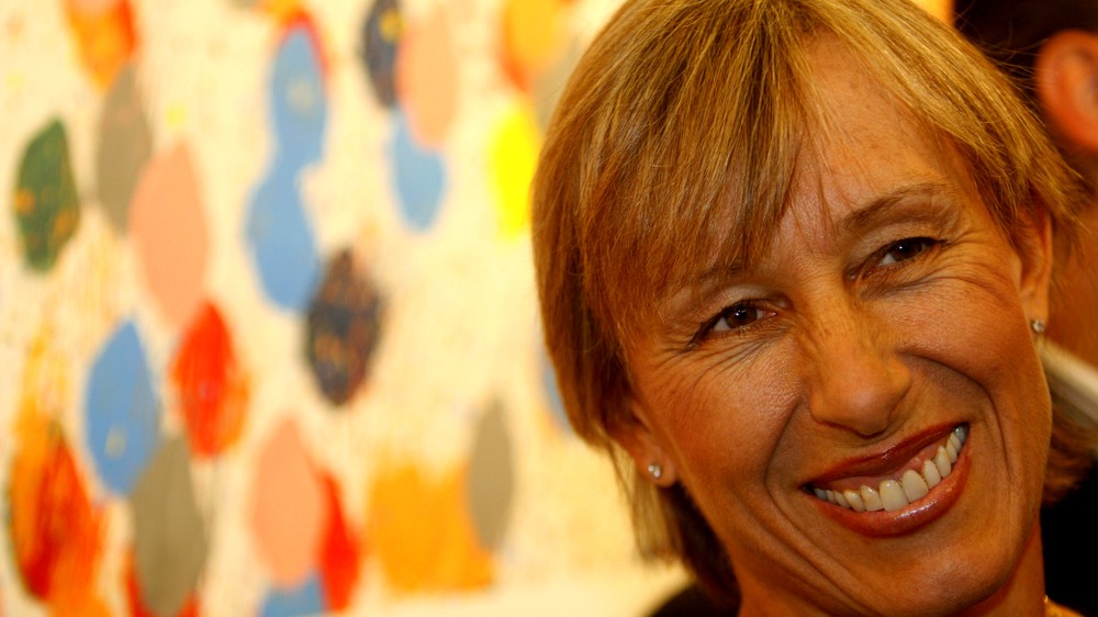 Martina Navrátilová detail tváre za ňou obrazy loptičky