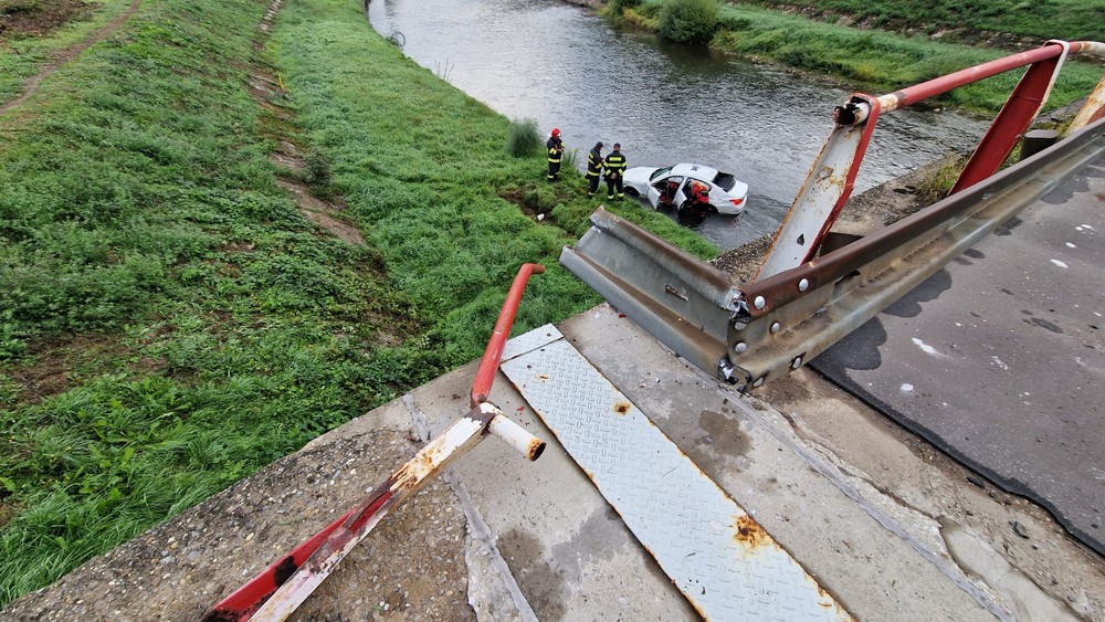 Auto sa zrútilo do rieky