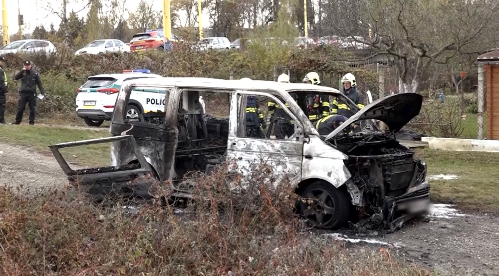 Vodičovi začalo horieť cestou zo servisu auto. Zostali iba obhorené plechy