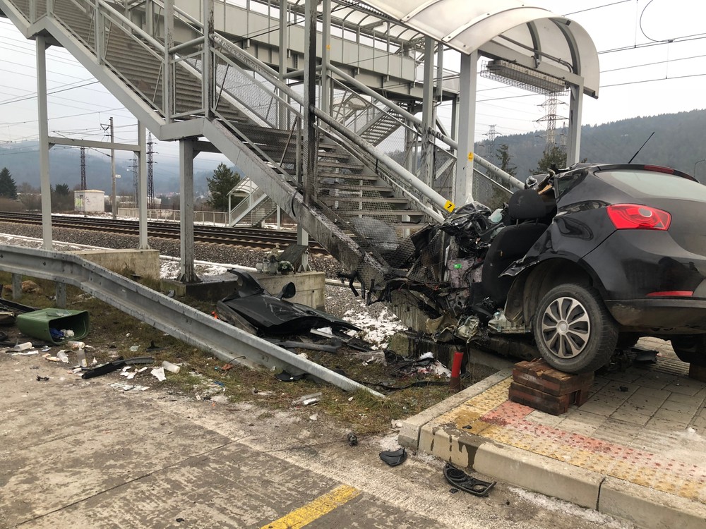 Čelná zrážka s železničným nadchodom sa vodičovi stala osudnou