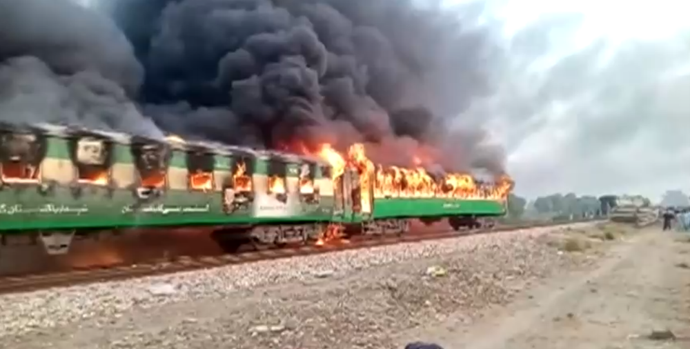 Idúci vlak zachvátil požiar, pripravil o život desiatky ľudí