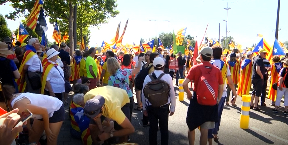 Úvodné zasadnutie nového Európskeho parlamentu poznačili protesty