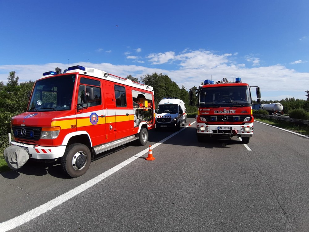 Na D2 došlo k smrteľnej nehode. Auto skončilo mimo cesty 