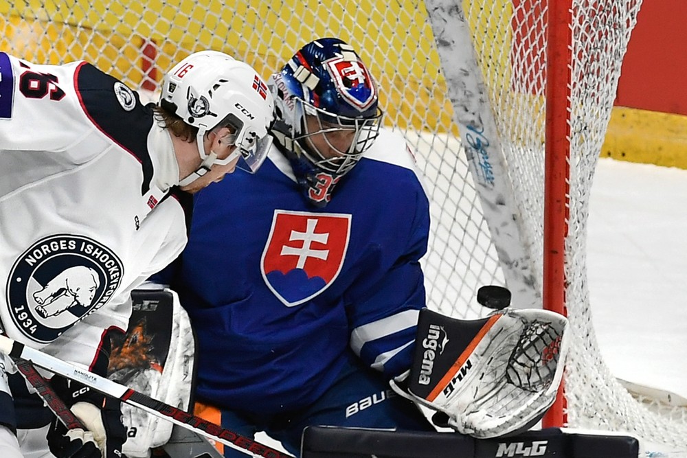 Brankár Slovenska Stanislav Škorvánek v zápase hokejistov Slovensko – Nórsko