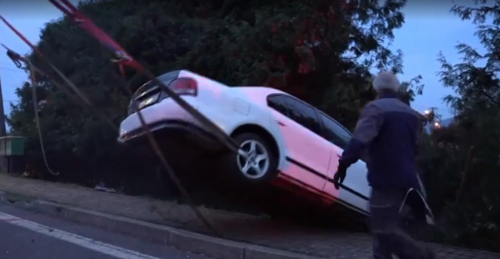 Po rýchlej jazde skončil v záhrade domu. Zastavili ho až stromy