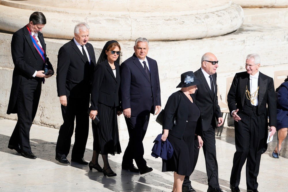 Maďarský premiér Viktor Orbán (štvrtý zľava)