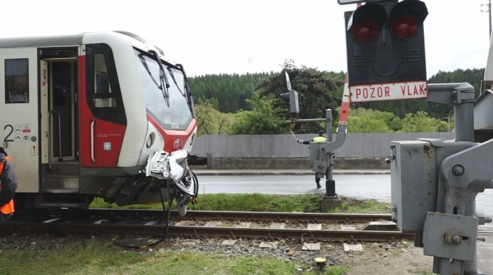 Zrážka auta s vlakom Veľká Lomnica (1)