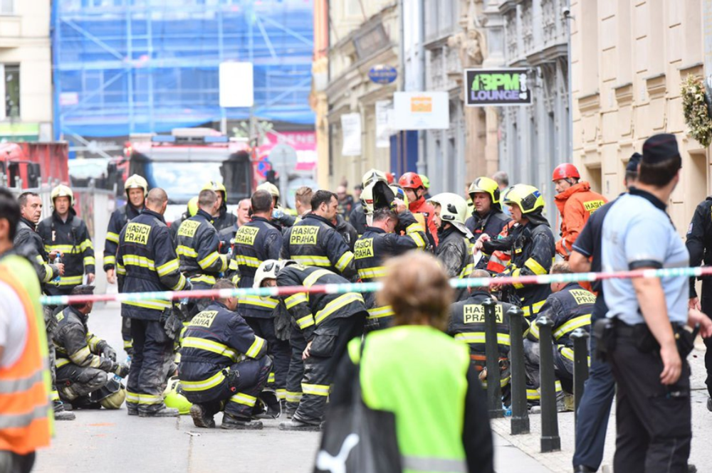 V centre Prahy sa zrútila časť budovy, zavalila niekoľko ľudí