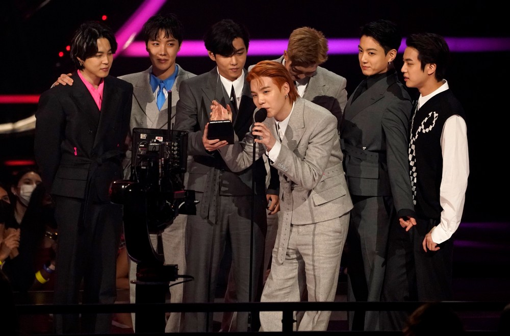 2021_American_Music_Awards_-_Show_86553-b7e05baefbdf4025808c314a67fa2a34
