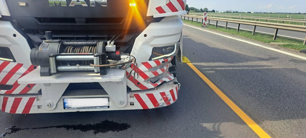 Prevrátený autobus na R1 (1)