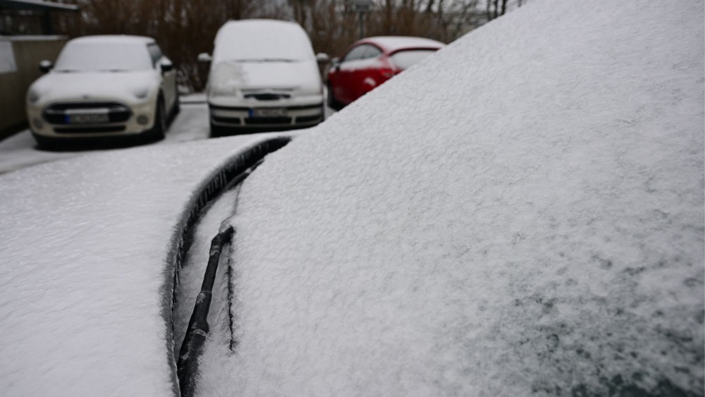 Sneženie a poľadovica skomplikovali dopravu a pohyb pre vodičov i chodcov