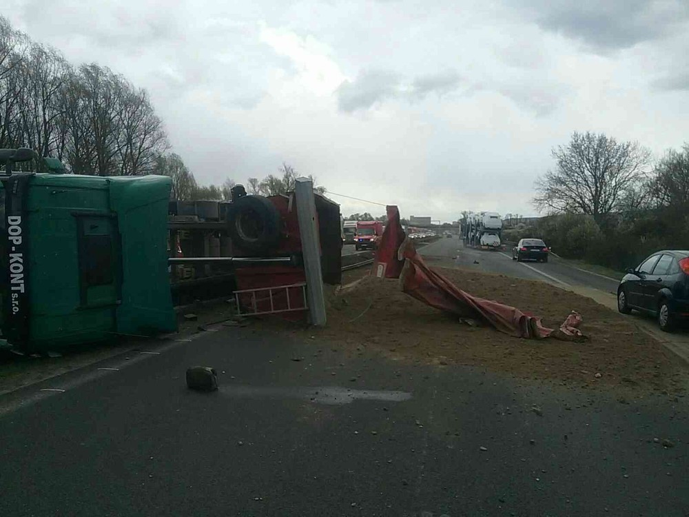 Diaľnicu D2 zablokovala nehoda