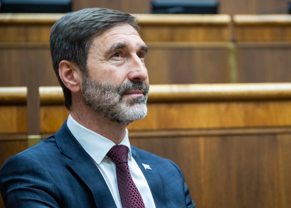 Schôdza parlamentu k návrhom na vyslovenie nedôvery siedmim ministrom