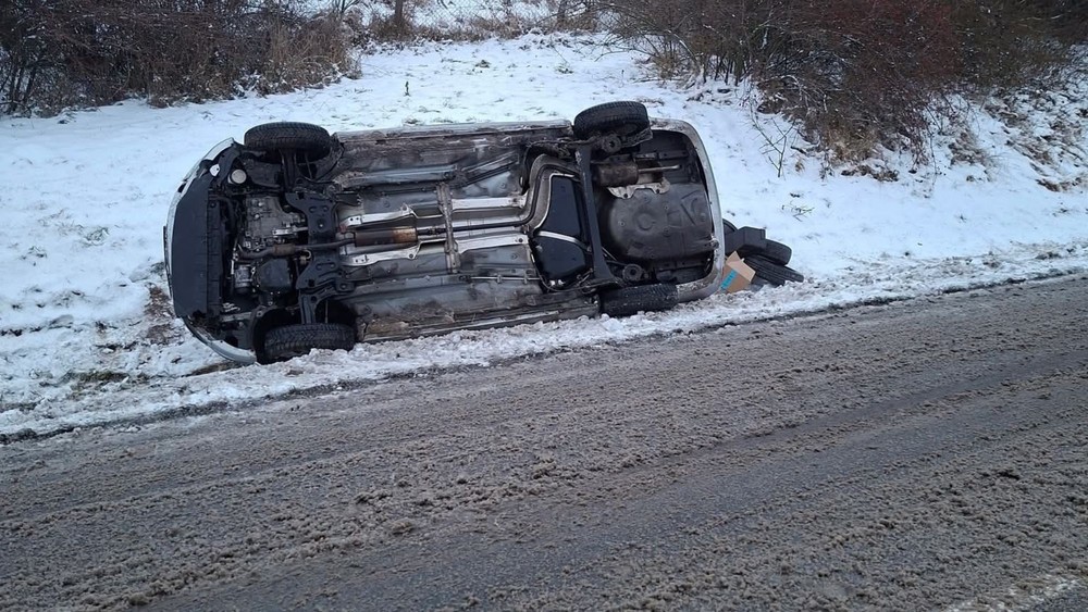 Sneženie a poľadovica skomplikovala dopravu a pohyb pre vodičov i chodcov