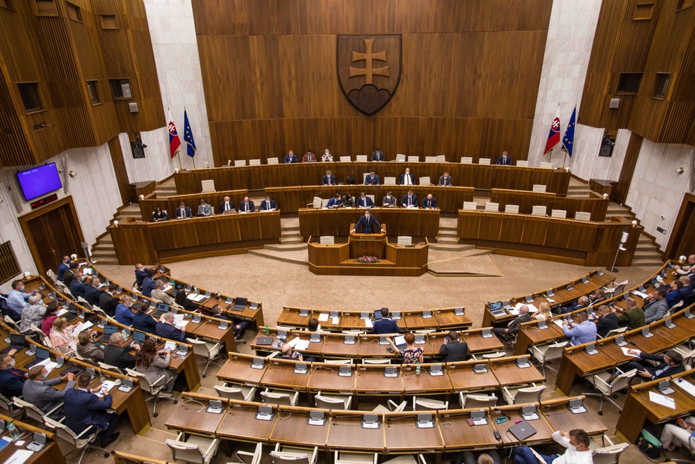 Parlament odvoláva premiéra Igora Matoviča