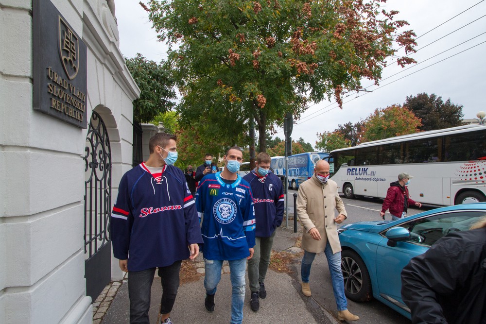 Hokejisti zablokovali úrad vlády. Opatrenia definitívne pochovajú slovenskú ligu, odkazujú vláde 