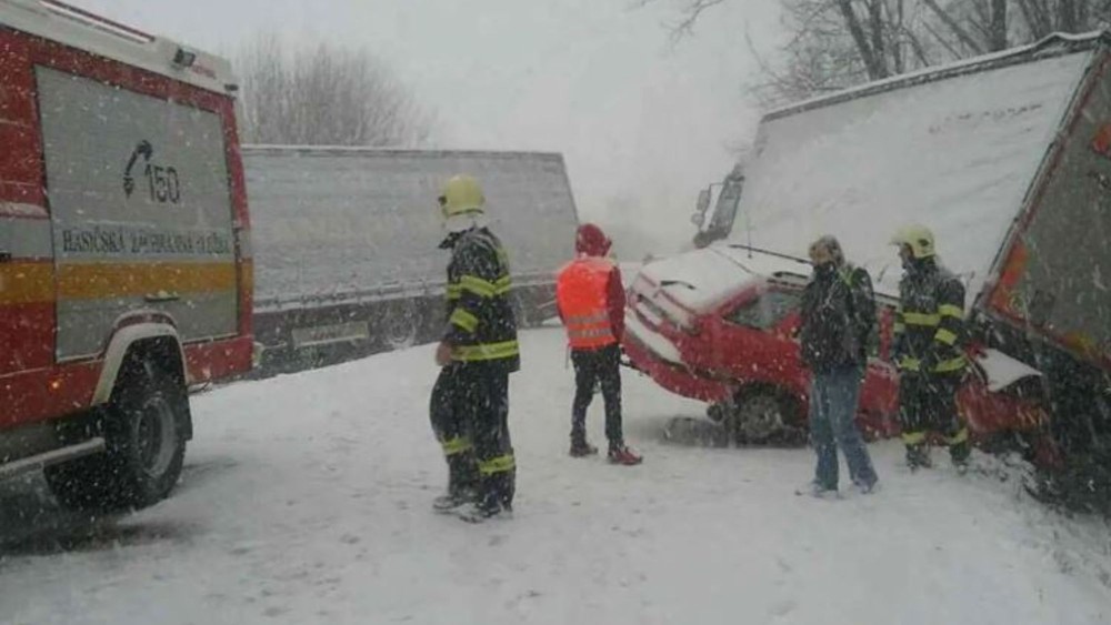 Sneženie a poľadovica skomplikovali dopravu a pohyb pre vodičov i chodcov