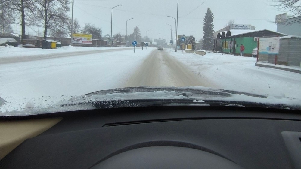 Sneženie a poľadovica skomplikovali dopravu a pohyb pre vodičov i chodcov